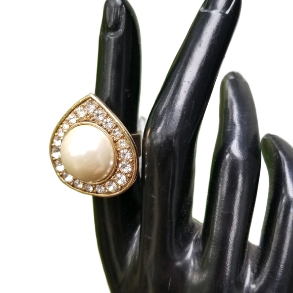 ARNOLD SCAASI DESIGNER VINTAGE GOLDTONE, FAUX PEARL & RHINESTONE FASHION RING - Picture 3 of 8
